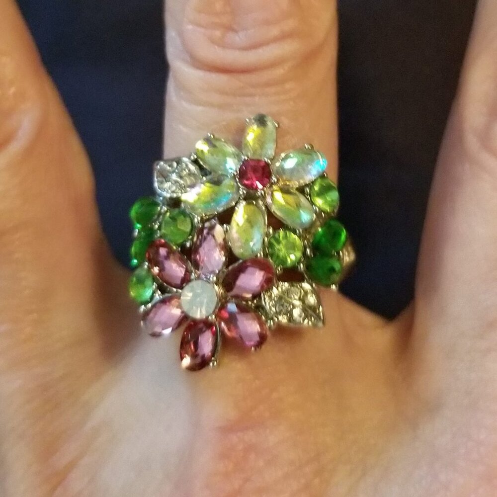 NWOT Beautiful large crystal flower ring